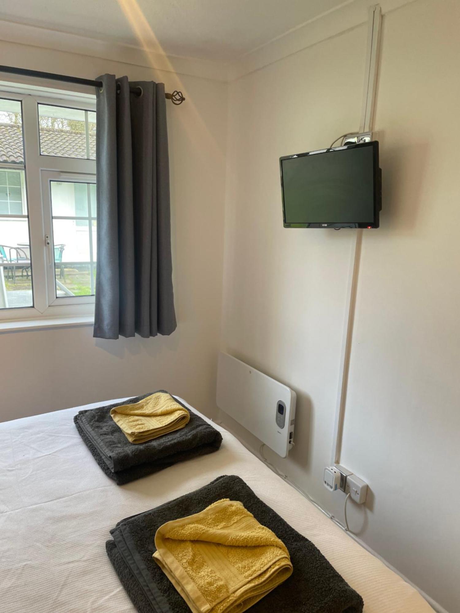 Bumblebee Lodge Saint Cleer Extérieur photo