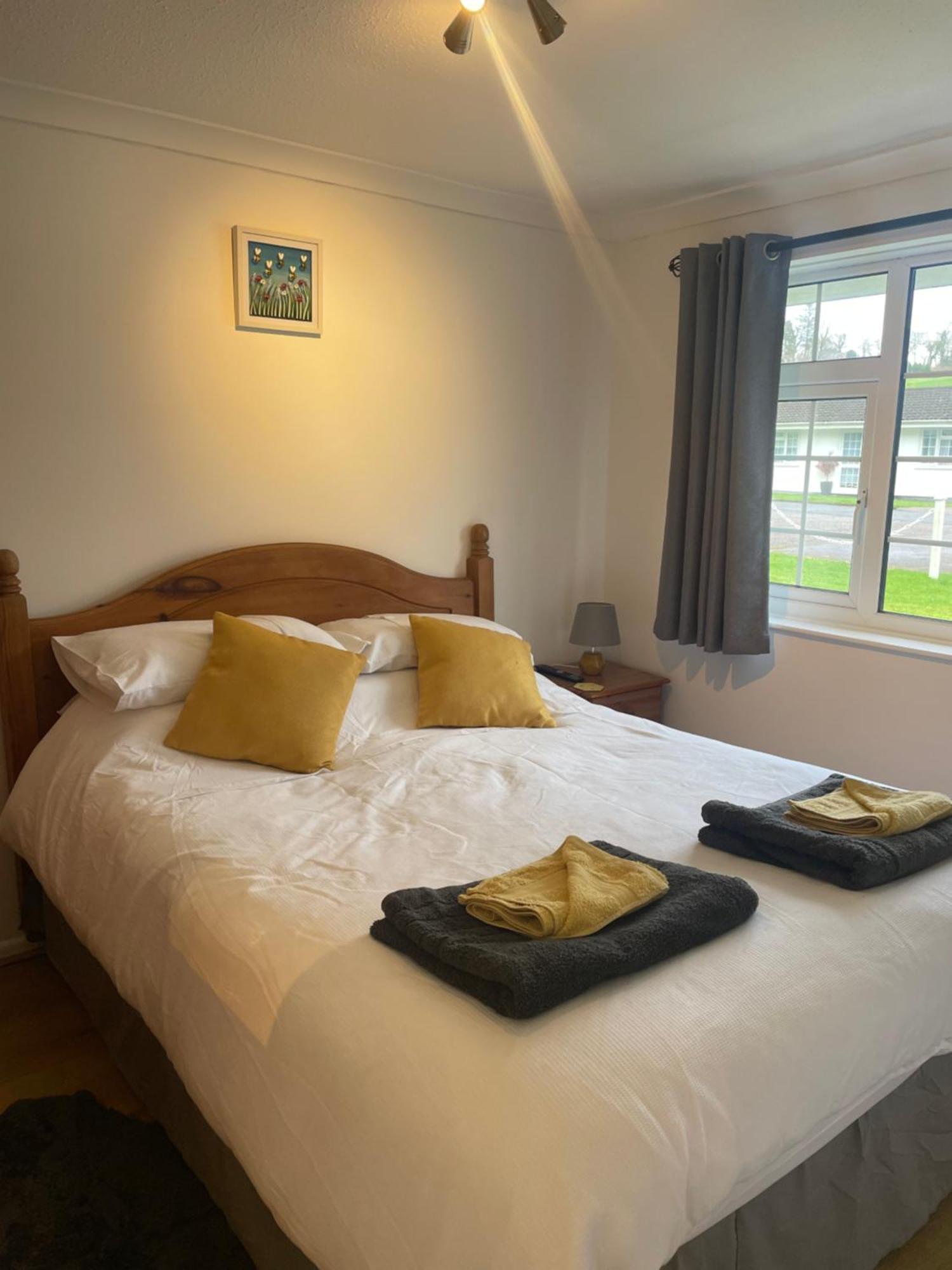 Bumblebee Lodge Saint Cleer Extérieur photo